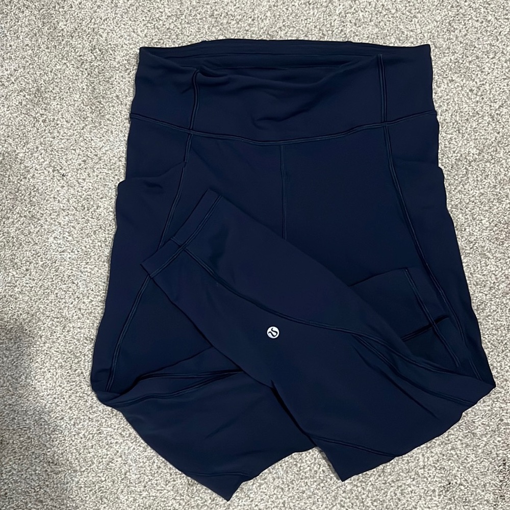 Like new pace rival navy. Size 8. 22” lululemon